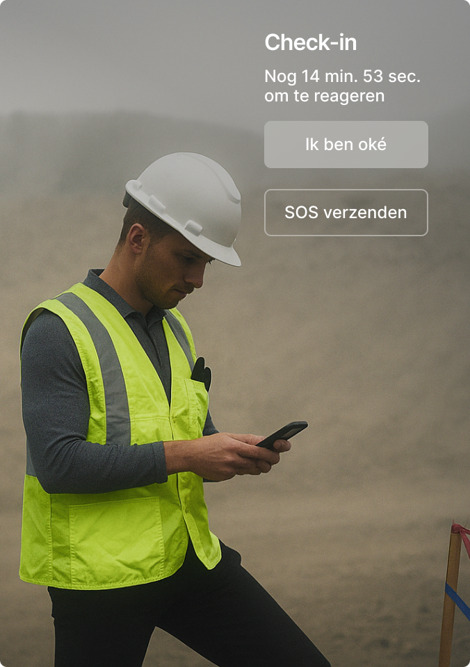 Bouwvakker in veiligheidshesje en helm controleert telefoon met overlay melding veiligheidscheck-in in mistige omgeving.