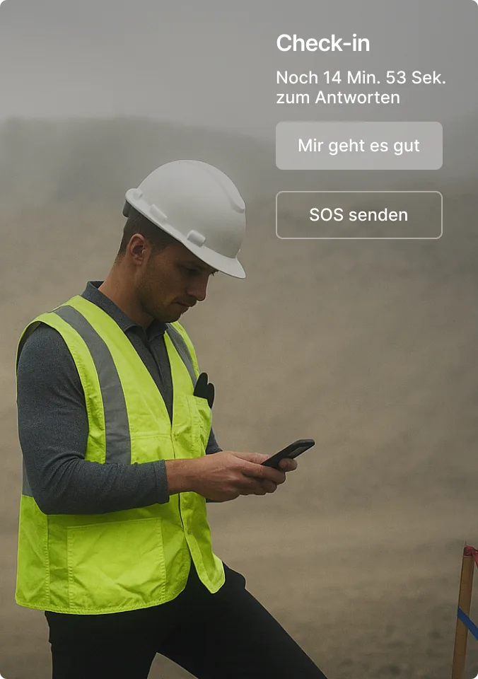 Bauarbeiter in Sicherheitsweste und Schutzhelm überprüft Telefon mit Sicherheits-Check-in-Benachrichtigung-Overlay bei Nebel.