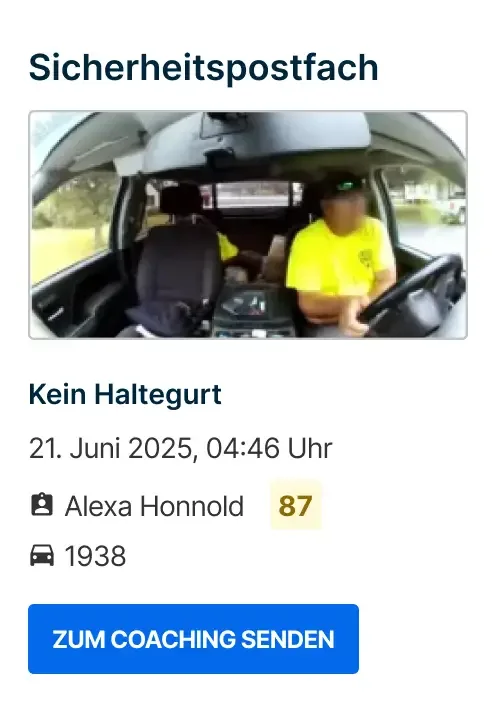 Fahrzeug-Innenansicht mit Fahrer in gelbem Hemd ohne Sicherheitsgurt, beschriftet mit „Safety Inbox“ und Coaching-Option