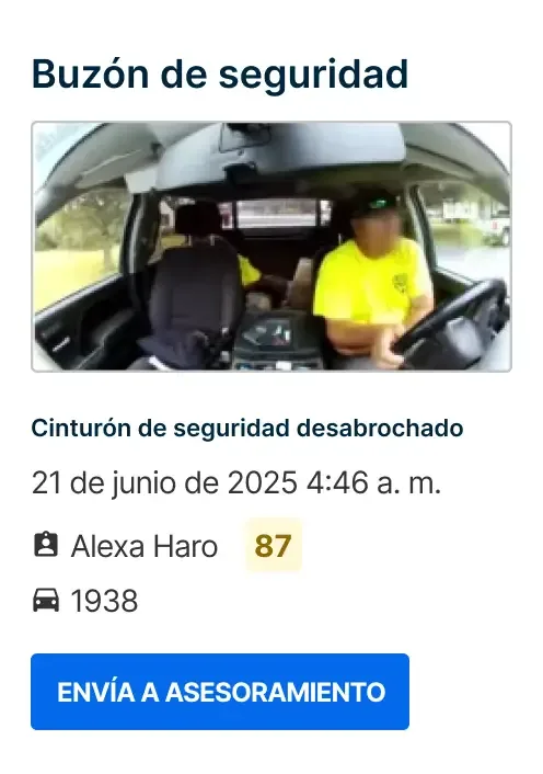 Vista de vehículo con conductor en amarillo sin cinturón de seguridad, dice “buzón de seguridad“ con opción de entrenamiento