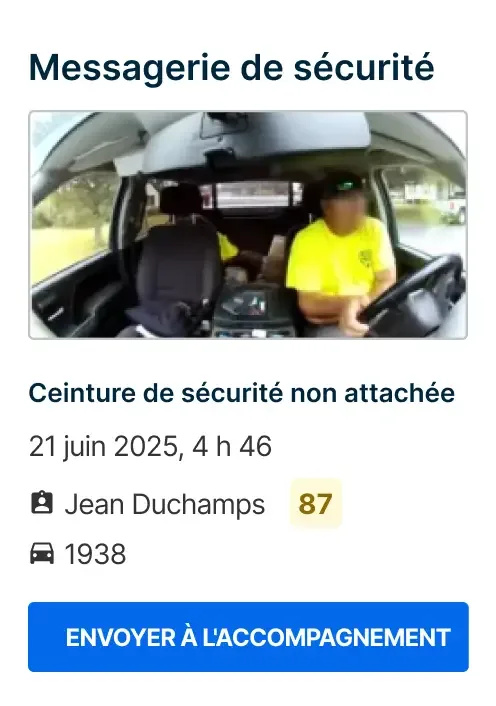 Vue intérieure du véhicule avec un conducteur portant une chemise jaune vif et sans ceinture de sécurité avec une message.