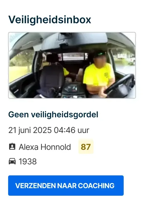 Interieurbeeld van voertuig met chauffeur zonder veiligheidsgordel, gelabeld Veiligheidsinbox met coachingoptie