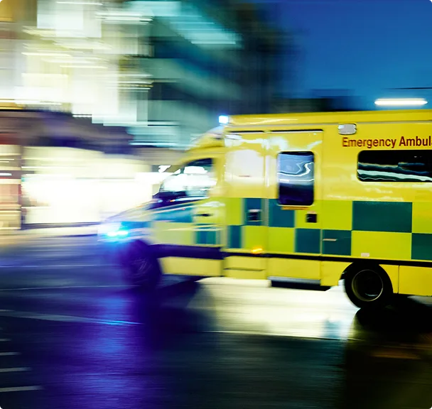 Personnel de l’EMS de la Nouvelle-Orléans rassemblé pour un briefing devant les ambulances et agents s’adressant au groupe.