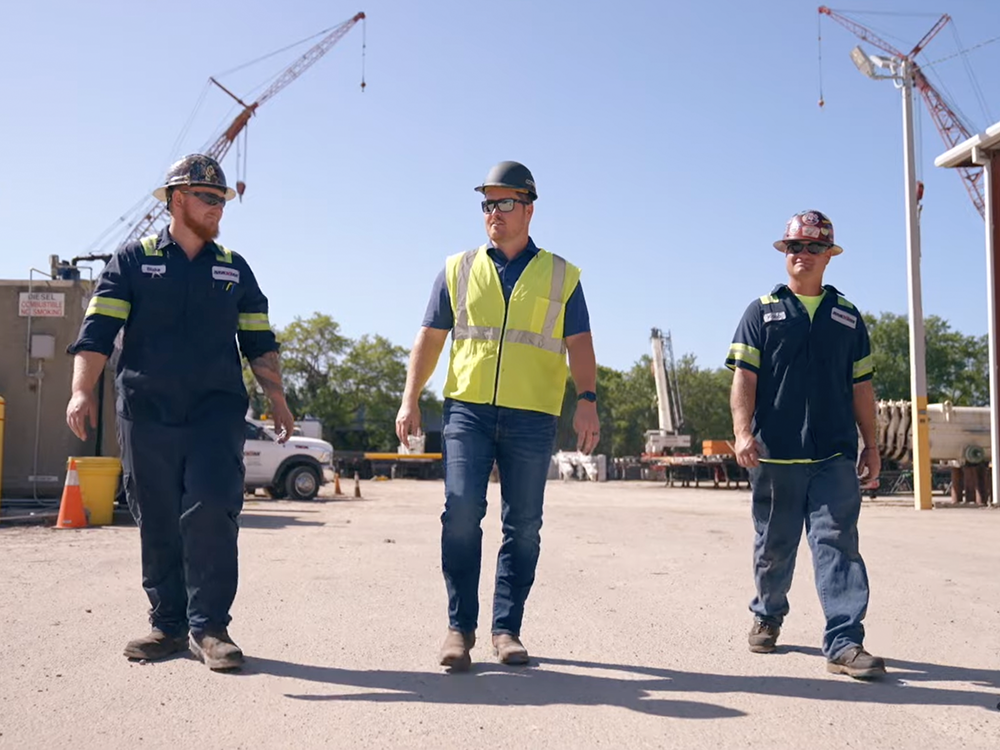Arbeiter gehen durch die Baustelle