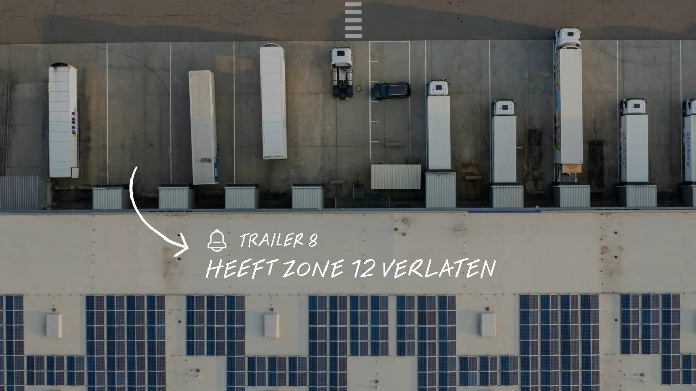 Luchtfoto van magazijn met vrachtwagens bij laaddocks. Melding: Trailer 8 heeft zone 12 verlaten.
