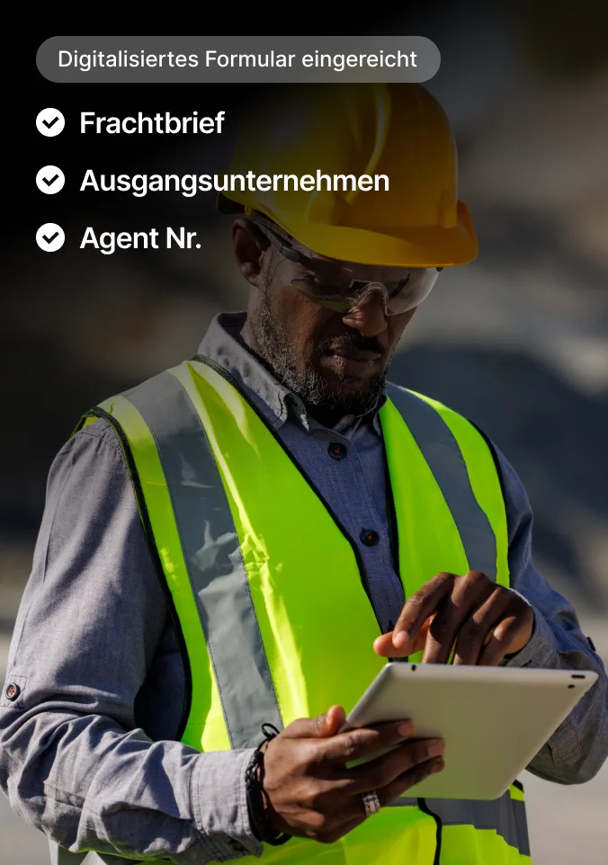 Ein Bauarbeiter mit gelbem Helm und Sicherheitsweste benutzt ein Tablet mit einer digitalen Formular-Benutzeroberfläche.