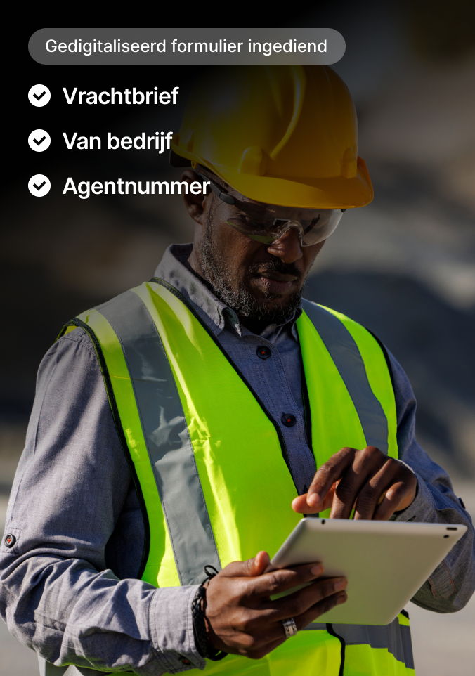 Bouwvakker met gele helm en veiligheidsvest gebruikt een tablet waarop een inzendinterface digitaal formulier zichtbaar is.