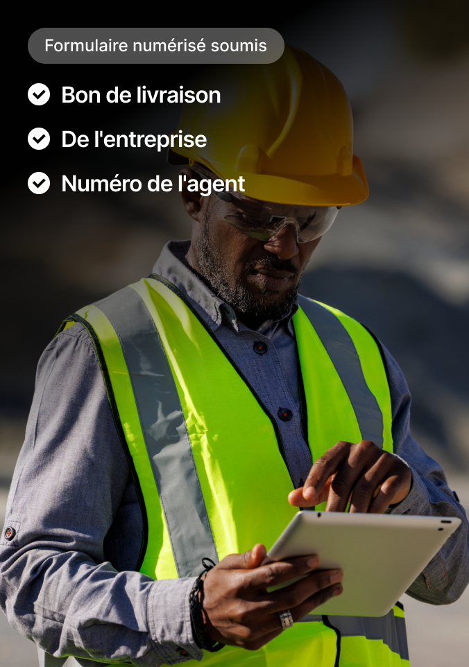 Un ouvrier avec un casque et un gilet utilise une tablette avec une interface de soumission de formulaires numériques.