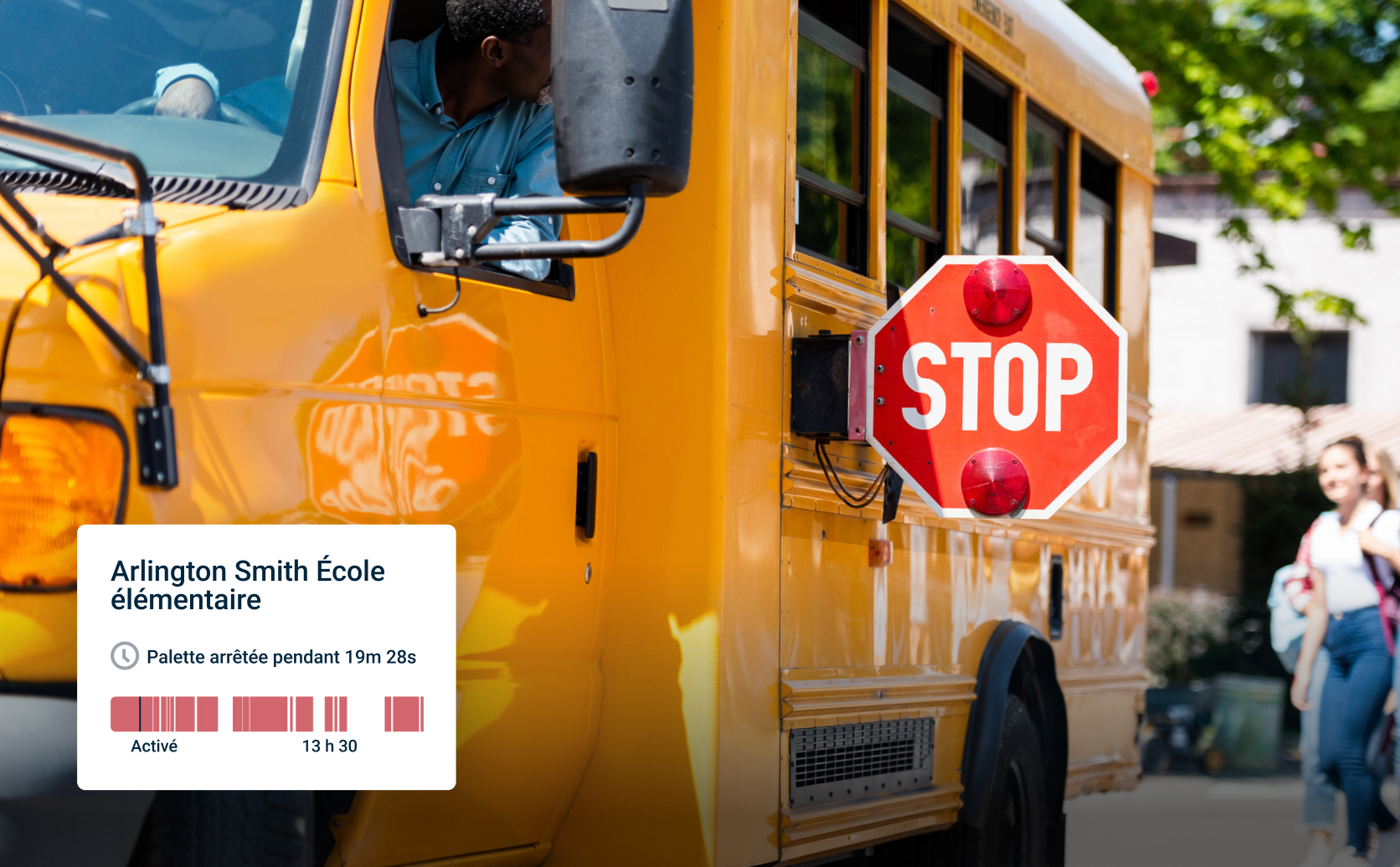 Autobus scolaire avec panneau d'arrêt à l'extérieur et capture d'écran du logiciel Samsara en surimpression