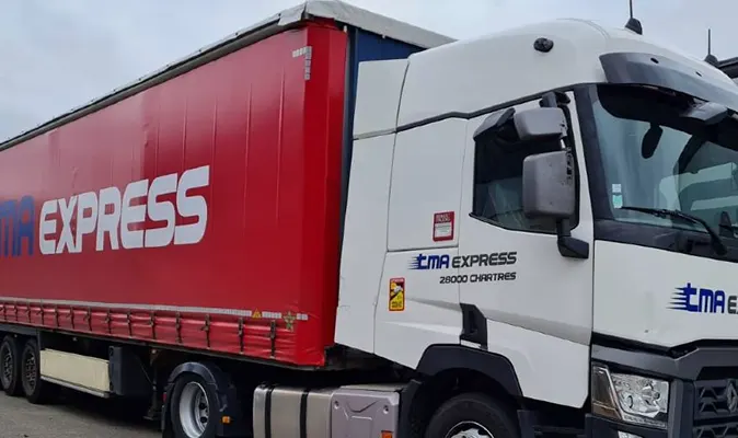 Travailleur installant des panneaux solaires sur un toit résidentiel en pente avec une camionnette Sunrun garée en contrebas.