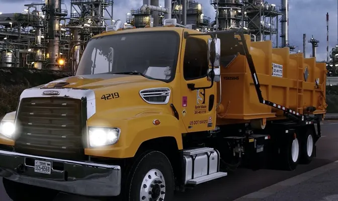 Travailleur installant des panneaux solaires sur un toit résidentiel en pente, camionnette Sunrun en contrebas.