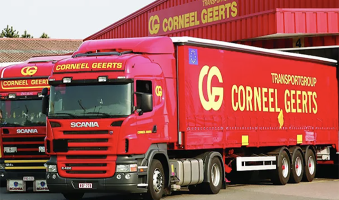 Werknemer installeert zonnepanelen op een hellend dak van een woning met een Sunrun bedrijfsbusje eronder geparkeerd.