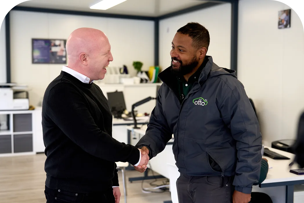 Zwei Gruppen von Menschen, die nebeneinander stehen und lächeln