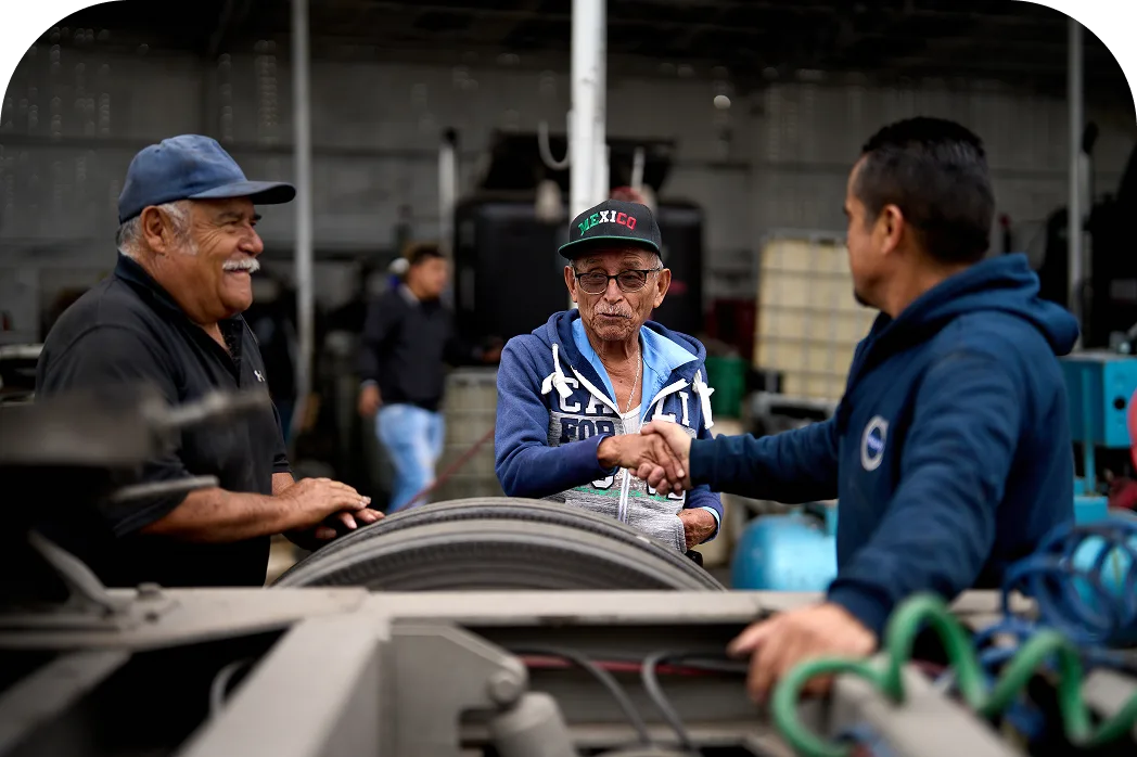 Dos grupos de personas parados uno al lado del otro sonriendo