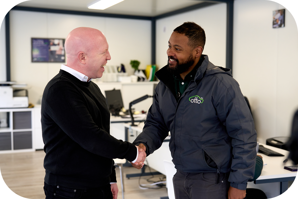 Zwei Gruppen aus je zwei Personen, die nebeneinander stehen 