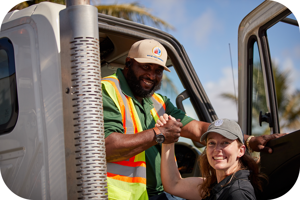 Deux groupes de deux personnes debout côte à côte 