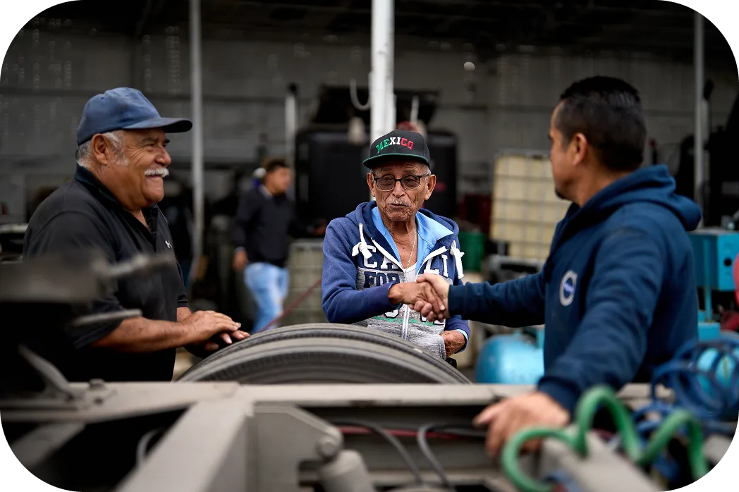 Dos parejas de personas de pie uno al lado del otro