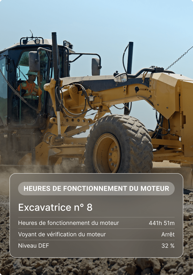 Niveleuse avec conducteur, montrant l'état de l'équipement avec les heures de fonctionnement du moteur et le niveau de DEF.