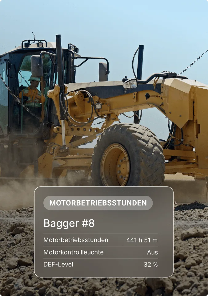 Gelber Motorgrader mit Bediener in der Kabine, der die Anzeige des Gerätestatus mit Informationen zu Maschinenstunden zeigt.