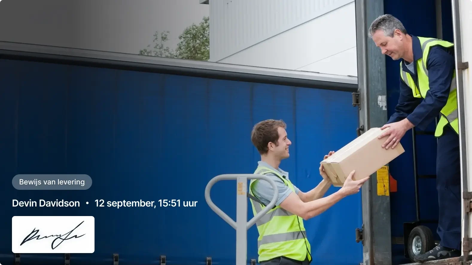 Bezorger in veiligheidsvest overhandigt pakket aan vrachtwagenchauffeur met ondertekend bewijs van levering eronder.