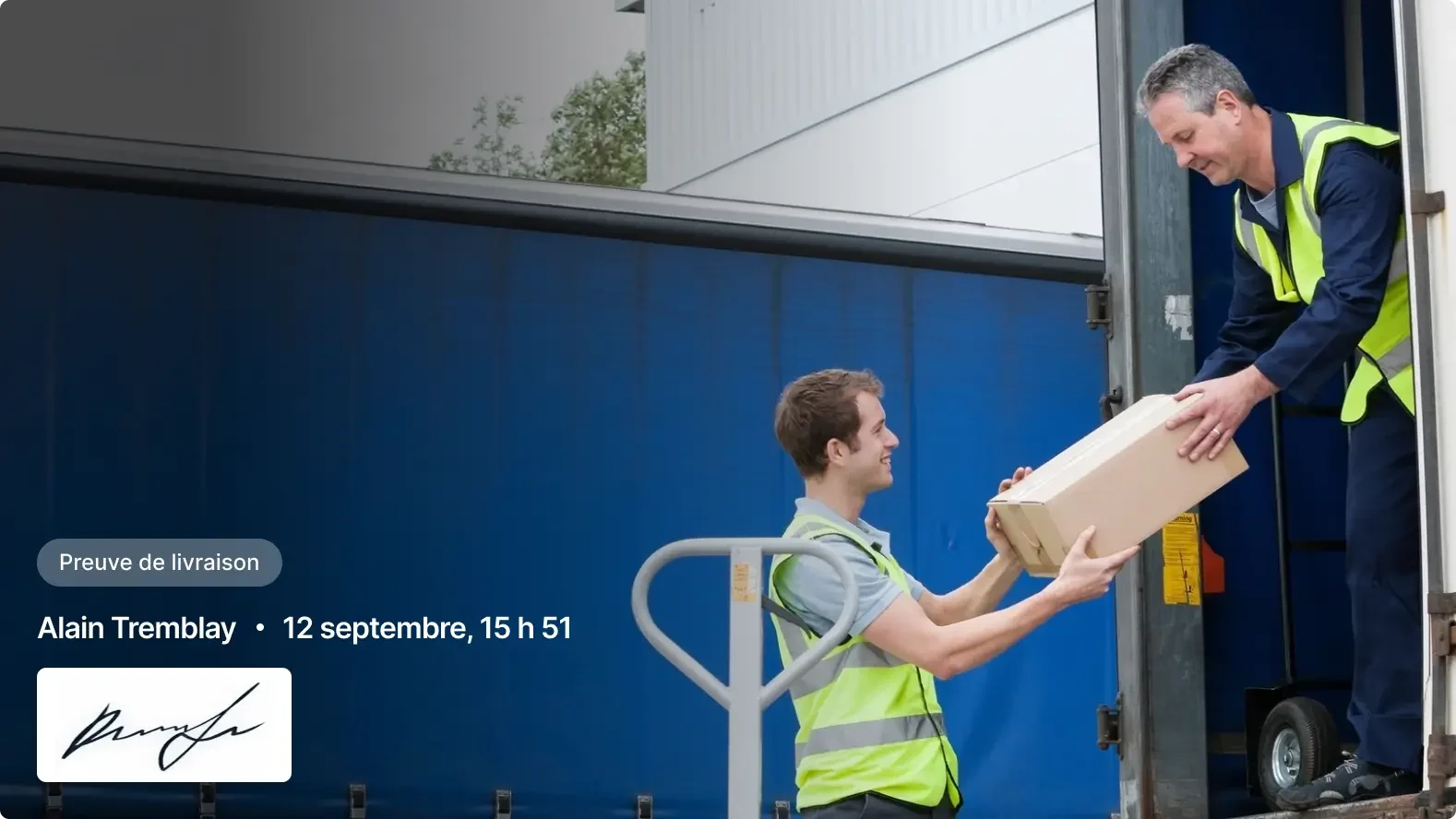 Livreur portant un gilet de sécurité remettant un colis à un conducteur de camion, avec la signature attestant la livraison.