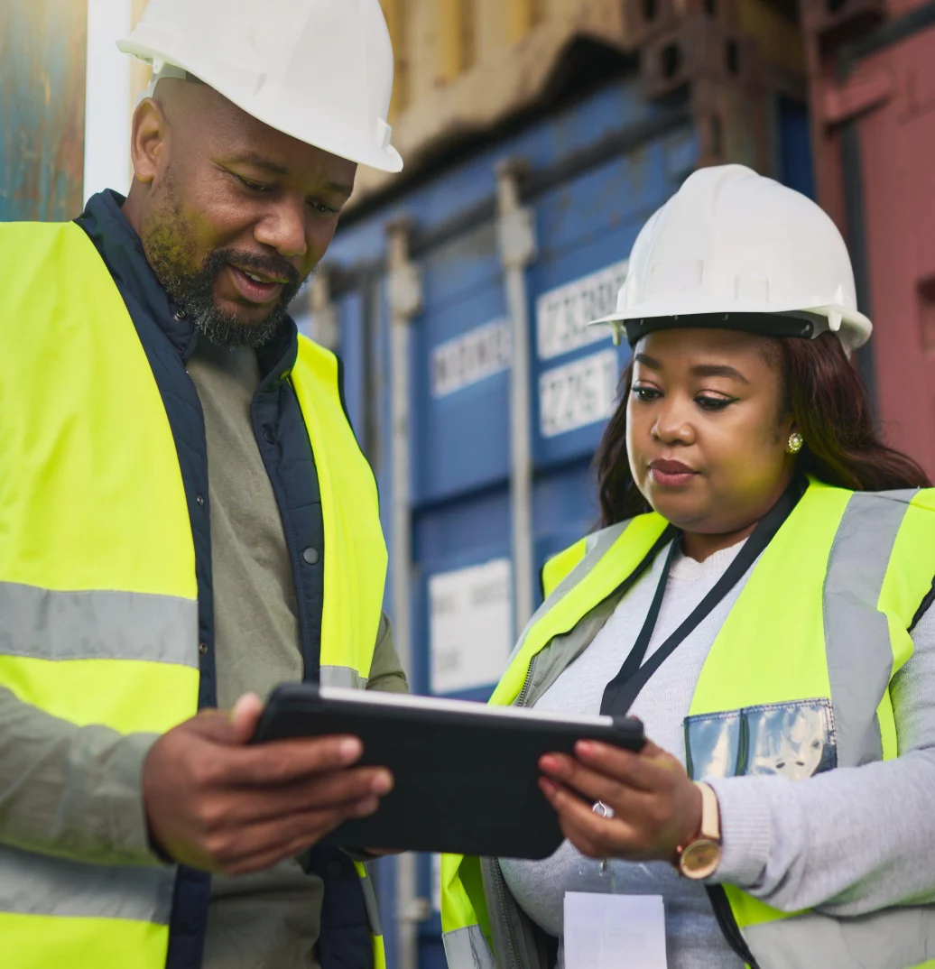 Medewerkers van fysieke operaties die technologie gebruiken voor hun dagelijkse werk.