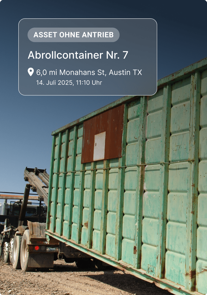 Grüner Abrollcontainer auf Ladefläche eines LKWs mit Standortdetails, die Status des Assets ohne Stromversorgung anzeigen.
