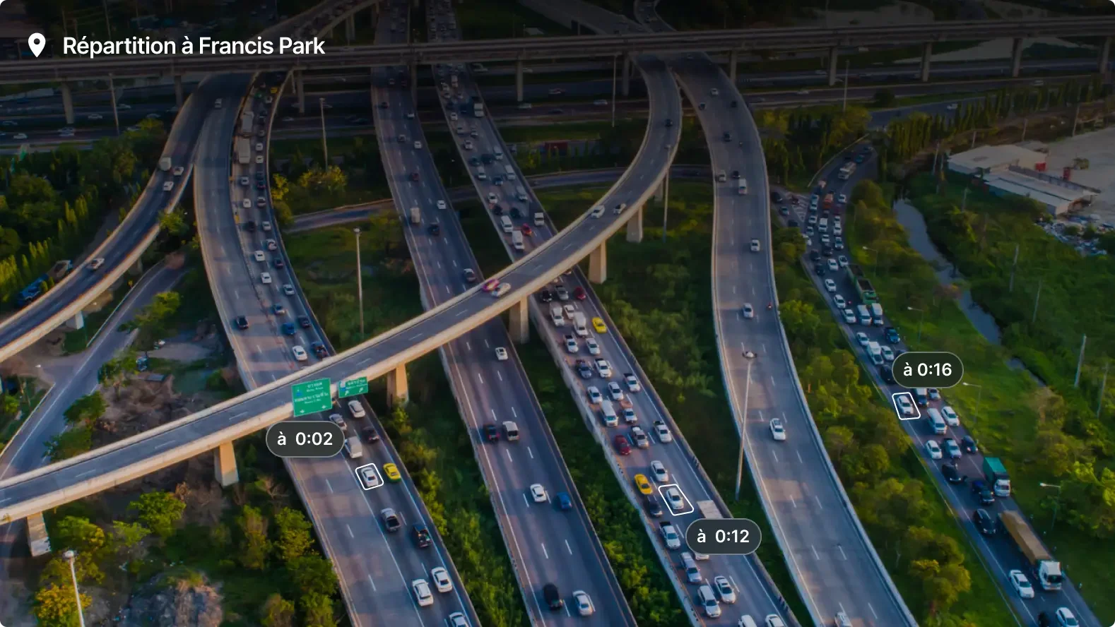 Vue aérienne d’un échangeur routier complexe près de Francis Park avec des indicateurs de circulation et de navigation.