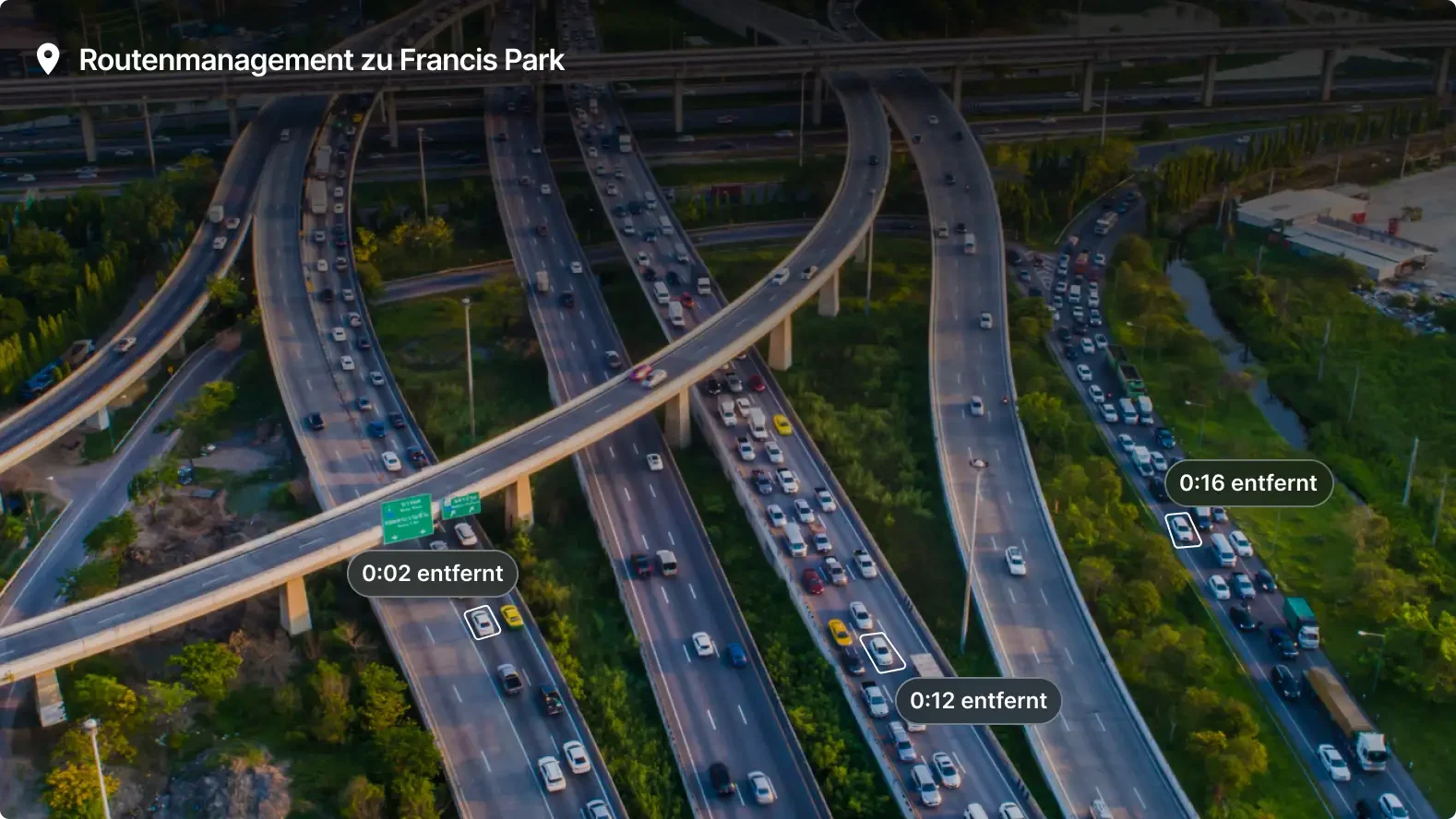 Luftaufnahme komplexes Autobahnkreuz Nähe Francis Park mit Verkehrs- und Navigationsanzeigen, die Reisezeiten anzeigen.