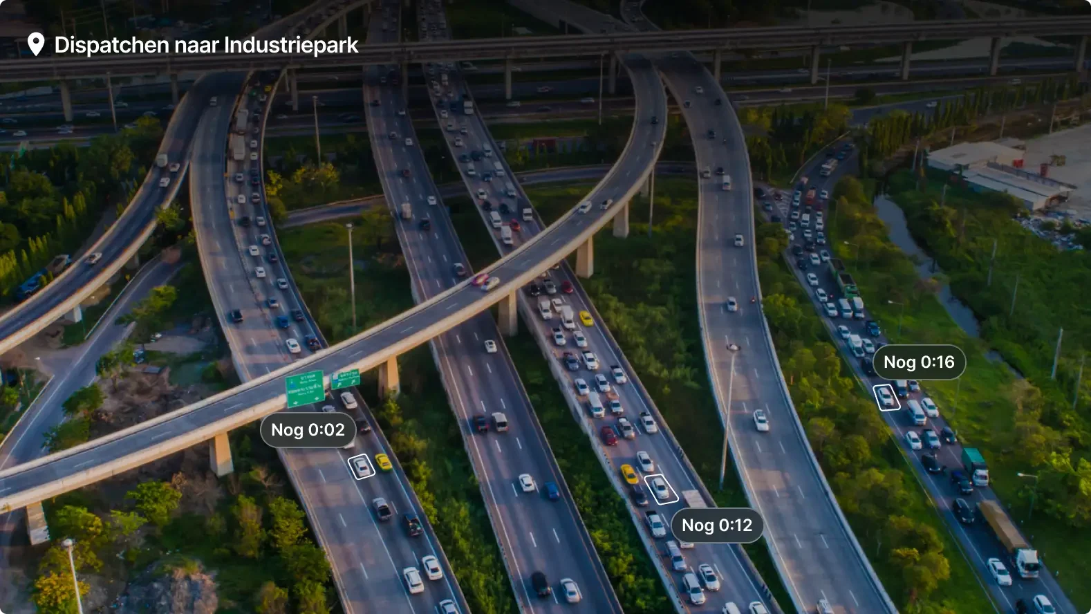 Luchtfoto van complex snelwegknooppunt nabij Francis Park met verkeers- en navigatie-indicatoren die reistijden tonen.