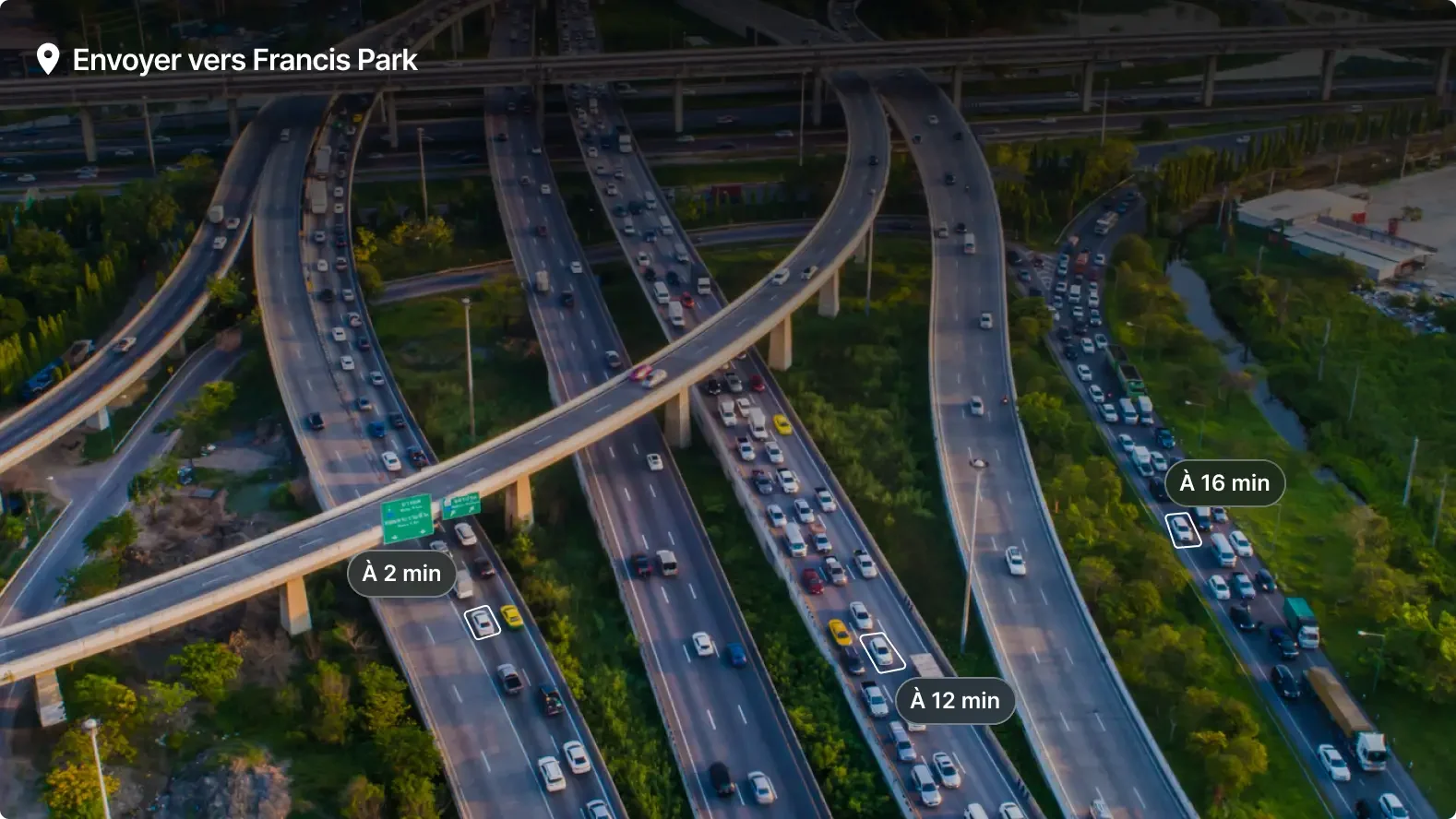 Vue aérienne de l’échangeur autoroutier près de Francis Park avec indicateurs de trafic et de navigation, et temps de trajet.