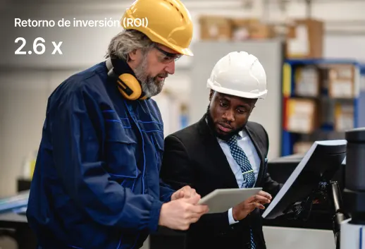 Dos trabajadores con cascos de seguridad revisan documentos en un entorno industrial. Texto: ROI 2.6x