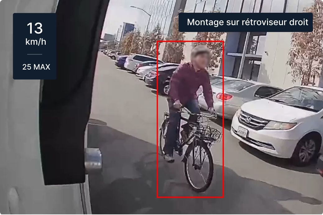 Vue d’un tableau de bord montrant un cycliste et des voitures dans la rue, avec compteur à 21 km/h dans une zone à 40 km/h.