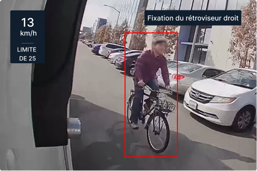 Vue du tableau de bord montrant un cycliste dans la rue, l\'écran de vitesse indiquant 21 km/h dans une zone de 40 km/h.