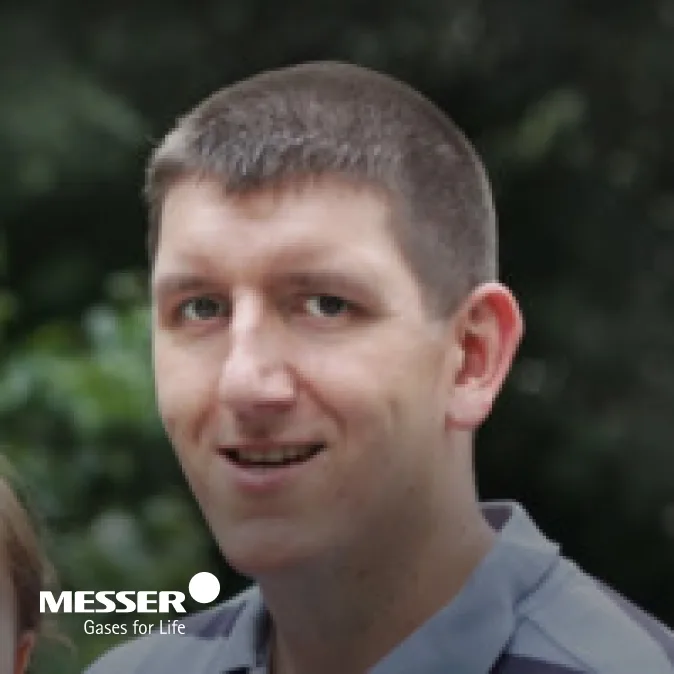 Photo de Joe Morales avec le logo Messer Americas, Responsable des systèmes de distribution, Messer Americas.