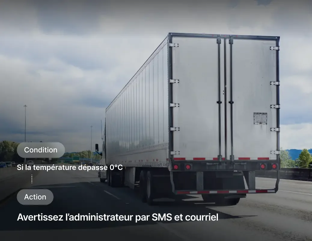 Semi-remorque blanche sur l'autoroute avec une interface d'alerte de température affichant l'état et les notifications.