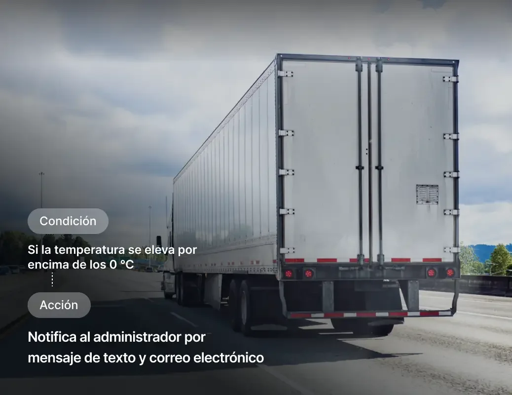 Remolque de camión en autopista con una interfaz de alerta de temperatura con avisos sobre el estado y las acciones a tomar.