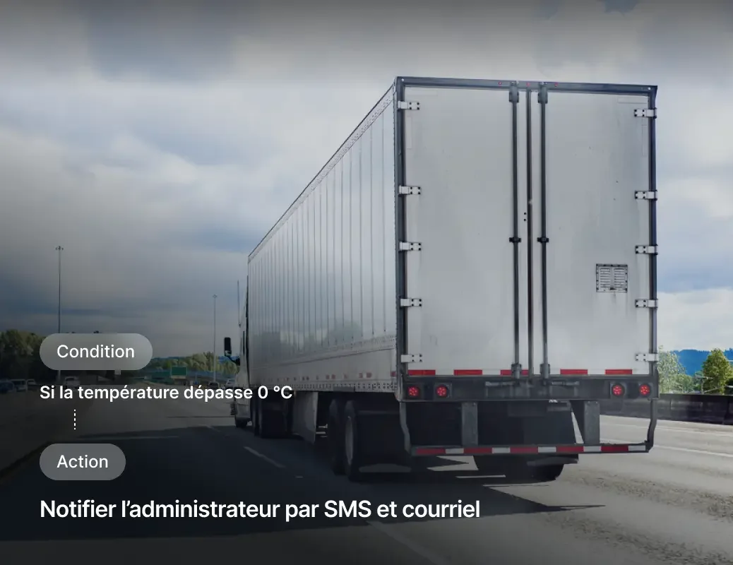 Semi-remorque blanc sur l’autoroute avec une interface d’alerte de température affichant les conditions et des notifications.