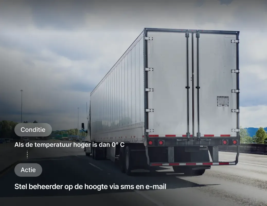 Witte vrachtwagenaanhanger op de snelweg met een temperatuurwaarschuwingsinterface die de toestand en actiemeldingen toont.