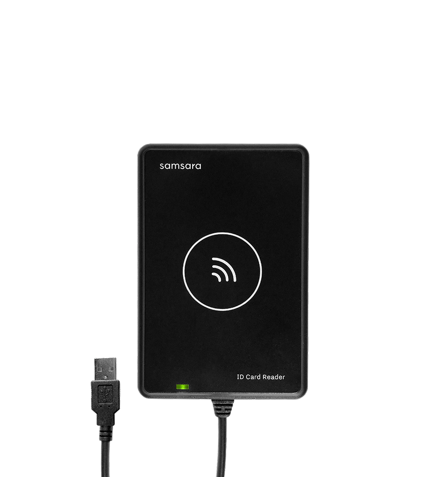 Samsara zwarte ID-kaartlezer met NFC-symbool en USB-kabel, voorzien van groen statuslampje.