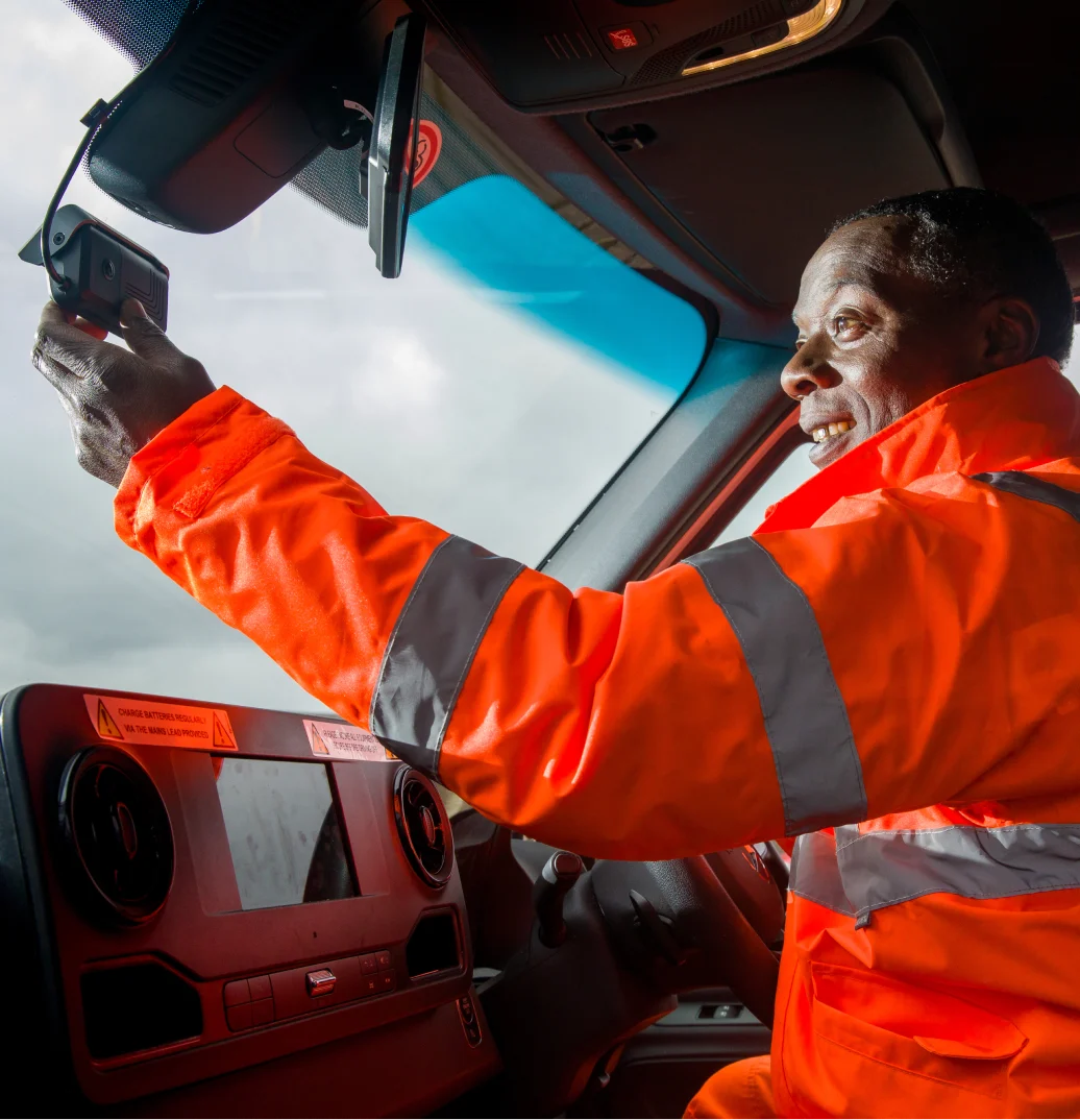 Un chauffeur utilisant sa caméra Samsara