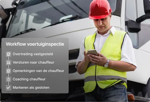 Bouwvakker met rode helm en veiligheidshesje controleert mobiele telefoon naast vrachtwagen, met workflowstappen op scherm.