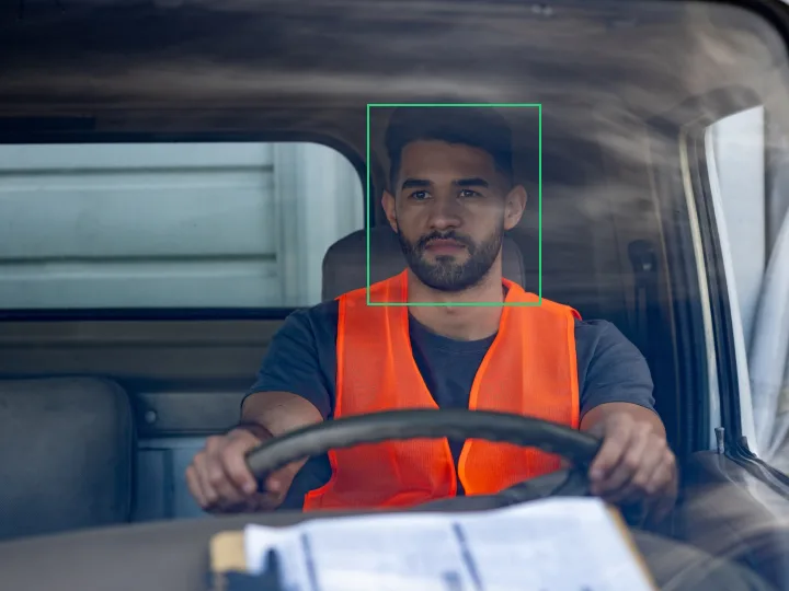 Aumenta la seguridad de tu flota con cámaras de tablero. Identifica y resuelve incidentes sin demora.