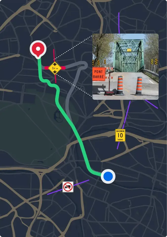 Panneau de vitesse à 45 km/h en bord de route avec des bâtiments commerciaux derrière, vu d'un véhicule avec le rétroviseur.