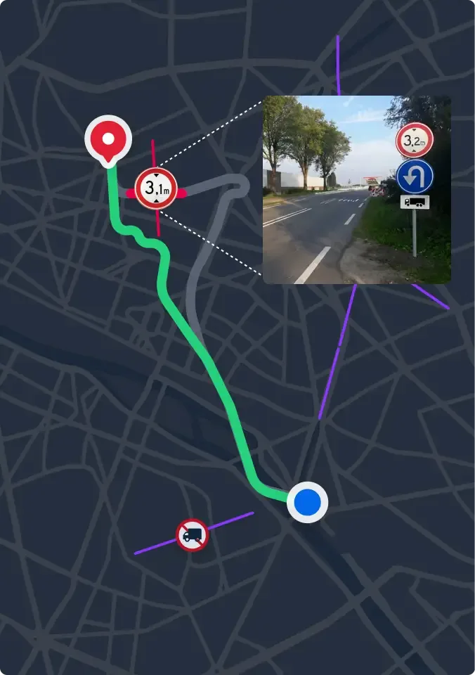 Snelheidsbord 45 langs weg, bedrijfsgebouwen op achtergrond, gezien vanuit voertuig met zichtbare buitenspiegel.