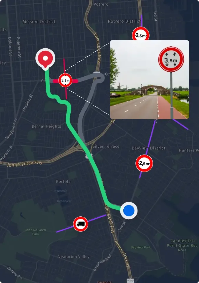 Panneau de limitation de vitesse 45 en bord de route avec des bâtiments commerciaux derrière, vu depuis un rétroviseur.