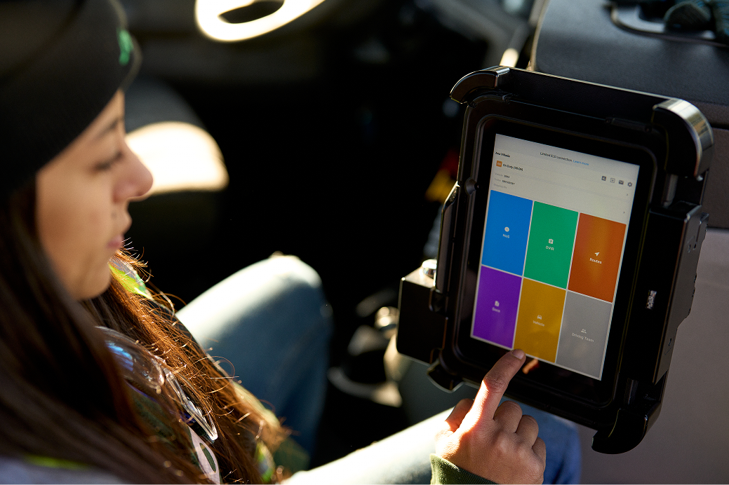 Une personne utilisant une tablette avec le tableau de bord Samsara affiché