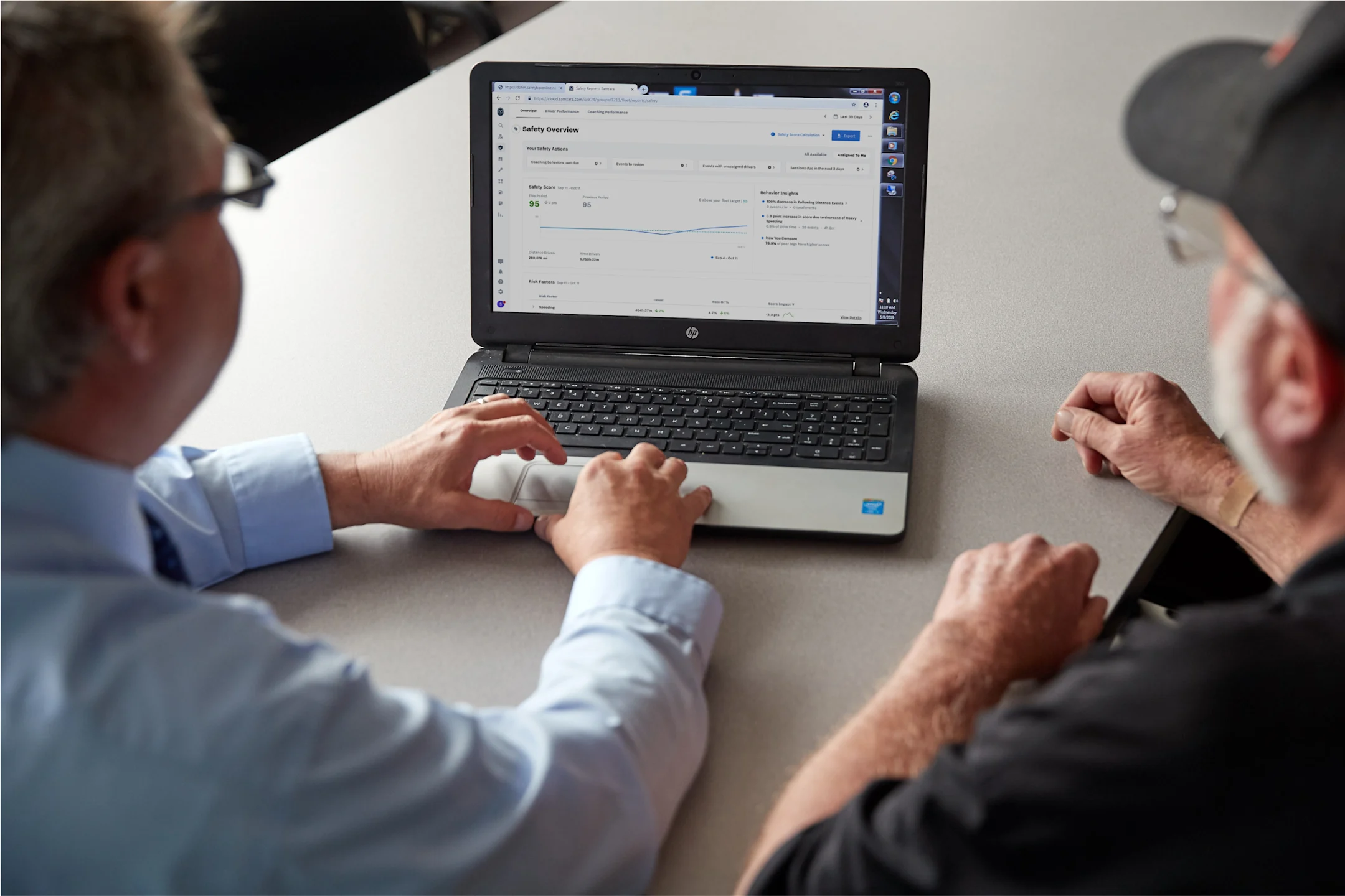 Compañeros de trabajo mirando una computadora