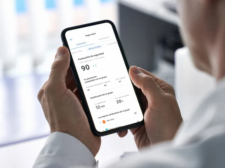 Persona que sostiene un teléfono inteligente que muestra una aplicación de puntuación de seguridad con varias estadísticas.

Texto transcrito:

Seguridad

Puntuación

últimos 30 días

Puntuación de seguridad

90

+2

Tu puntuación comparada con la de otros de tu grupo.

Mejor que el 95%

Clasificación de tu grupo

12/100

Tu clasificación

20% <

Los mejores pilotos de mi grupo.

Sara Sanz

97