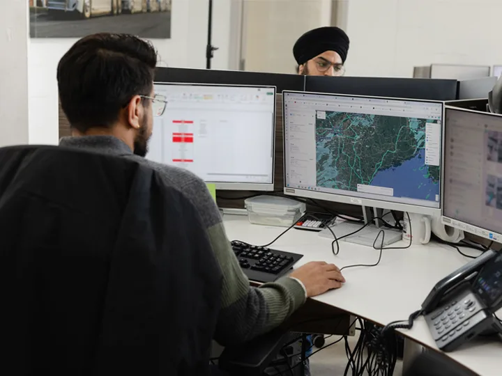 Dispatcher navigating on Samsara map screen with multiple monitors